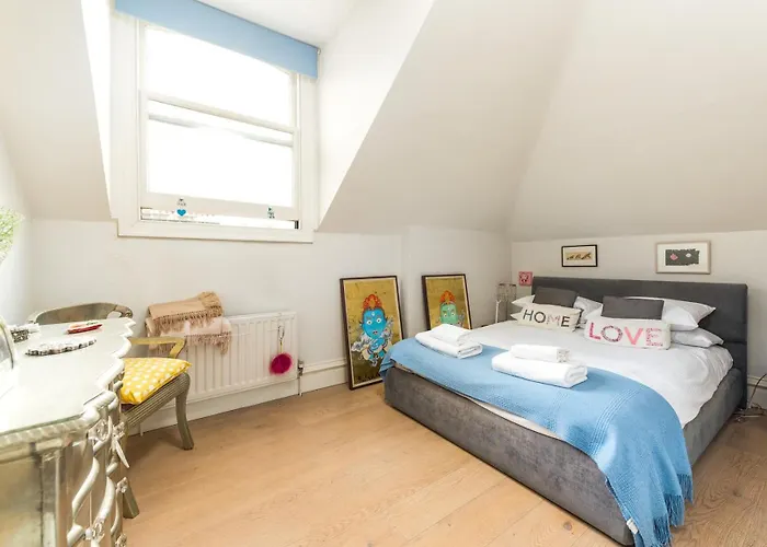 Pleasant Earl\'s Court Apartment near Hyde Park